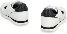 Carica l'immagine nel visualizzatore di Gallery, Valentino Garavani - Sneakers low-top Stud Around in pelle
