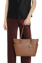 Carica l'immagine nel visualizzatore di Gallery, Tote bag Jet Set in pelle saffiano
