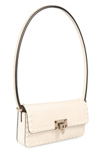 Carica l'immagine nel visualizzatore di Gallery, Borsa a spalla Rockstud23 E/W in pelle
