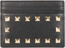 Carica l'immagine nel visualizzatore di Gallery, Valentino Garavan - Portacarte Rockstud in pelle martellata
