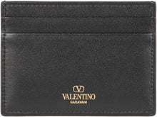 Carica l'immagine nel visualizzatore di Gallery, Valentino Garavan - Portacarte Rockstud in pelle martellata
