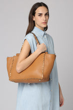 Carica l'immagine nel visualizzatore di Gallery, Valentino Garavani - Borsa media Rockstud in pelle
