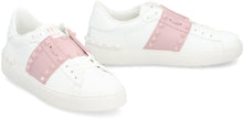 Carica l'immagine nel visualizzatore di Gallery, Valentino Garavani - Sneakers low-top Rockstud Untitled 11 in pelle

