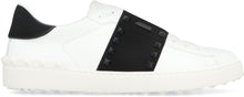 Carica l'immagine nel visualizzatore di Gallery, Valentino Garavani - Sneakers low-top Rockstud Untitled 11 in pelle e tessuto
