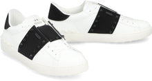 Carica l'immagine nel visualizzatore di Gallery, Valentino Garavani - Sneakers low-top Rockstud Untitled 11 in pelle e tessuto

