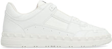 Carica l'immagine nel visualizzatore di Gallery, Valentino Garavani - Sneakers low-top Freedots in pelle
