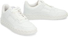 Carica l'immagine nel visualizzatore di Gallery, Valentino Garavani - Sneakers low-top Freedots in pelle
