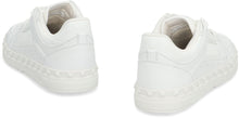 Carica l'immagine nel visualizzatore di Gallery, Valentino Garavani - Sneakers low-top Freedots in pelle
