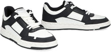 Carica l'immagine nel visualizzatore di Gallery, Valentino Garavani - Sneakers low-top Freedots in pelle
