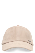 Carica l'immagine nel visualizzatore di Gallery, Cappellino in pelle scamosciata con logo in metallo
