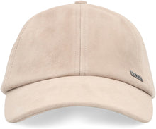Carica l'immagine nel visualizzatore di Gallery, Cappellino in pelle scamosciata con logo in metallo
