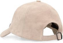 Carica l'immagine nel visualizzatore di Gallery, Cappellino in pelle scamosciata con logo in metallo
