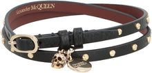 Carica l'immagine nel visualizzatore di Gallery, Bracciale in pelle con pendente logato e teschio
