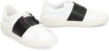Carica l'immagine nel visualizzatore di Gallery, Valentino Garavani - Sneakers low-top Open in pelle
