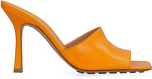 Carica l'immagine nel visualizzatore di Gallery, Mules Stretch in pelle
