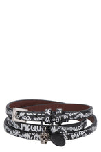 Carica l'immagine nel visualizzatore di Gallery, Bracciale in pelle con pendente logato e teschio

