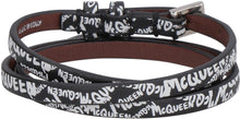 Carica l'immagine nel visualizzatore di Gallery, Bracciale in pelle con pendente logato e teschio
