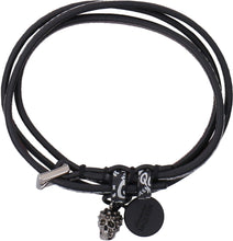 Carica l'immagine nel visualizzatore di Gallery, Bracciale in pelle con pendente logato e teschio
