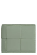Carica l'immagine nel visualizzatore di Gallery, Portafoglio Cassette Bi-Fold flap-over in pelle
