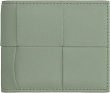 Carica l'immagine nel visualizzatore di Gallery, Portafoglio Cassette Bi-Fold flap-over in pelle
