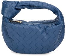 Carica l'immagine nel visualizzatore di Gallery, Borsa passepartout Jodie mini in nappa con design Intrecciato
