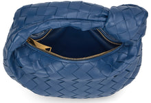 Carica l'immagine nel visualizzatore di Gallery, Borsa passepartout Jodie mini in nappa con design Intrecciato
