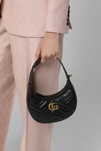 Carica l'immagine nel visualizzatore di Gallery, Mini-bag GG Marmont in pelle trapuntata
