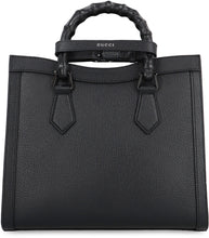 Carica l'immagine nel visualizzatore di Gallery, Borsa shopping piccola Gucci Diana in pelle
