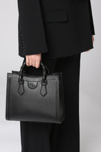 Carica l'immagine nel visualizzatore di Gallery, Borsa shopping piccola Gucci Diana in pelle

