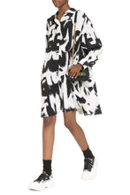 Carica l&#39;immagine nel visualizzatore di Gallery, Abito chemisier in seta stampata
