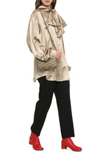 Carica l'immagine nel visualizzatore di Gallery, Blusa in seta con collo foulard

