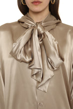 Carica l'immagine nel visualizzatore di Gallery, Blusa in seta con collo foulard
