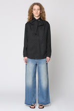 Carica l'immagine nel visualizzatore di Gallery, Blusa in seta con collo foulard
