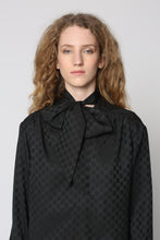 Carica l'immagine nel visualizzatore di Gallery, Blusa in seta con collo foulard
