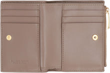 Carica l'immagine nel visualizzatore di Gallery, Portafoglio Cassette Bi-fold in Intrecciato
