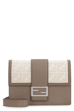 Carica l'immagine nel visualizzatore di Gallery, Messenger bag Flat Baguette in pelle

