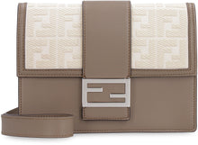Carica l'immagine nel visualizzatore di Gallery, Messenger bag Flat Baguette in pelle
