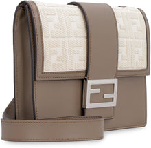 Carica l'immagine nel visualizzatore di Gallery, Messenger bag Flat Baguette in pelle
