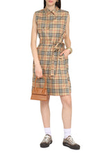 Carica l&#39;immagine nel visualizzatore di Gallery, Abito chemisier in cotone motivo tartan
