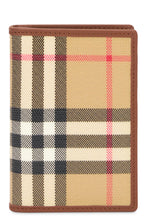 Carica l'immagine nel visualizzatore di Gallery, Portafoglio bifold Burberry Check in canvas
