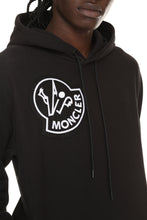 Carica l'immagine nel visualizzatore di Gallery, Moncler X Roc Nation Designed By Jay-Z - Felpa in cotone con cappuccio e logo
