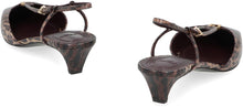 Carica l'immagine nel visualizzatore di Gallery, Slingback Fendi FFold in pelle
