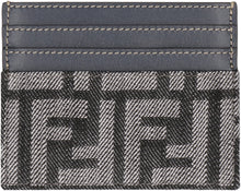 Load image into Gallery viewer, Il testo "Porta carte Baguette in jacquard FF effetto denim" tradotto dall'italiano (IT) all'inglese (EN) è: "Bag wallet in jacquard FF denim effect".
