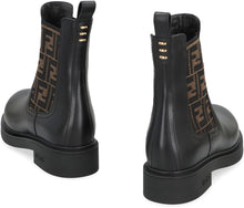 Carica l'immagine nel visualizzatore di Gallery, Biker Fendi Filo in pelle
