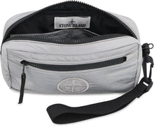 Carica l'immagine nel visualizzatore di Gallery, Pouch in nylon con logo

