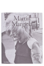 Carica l'immagine nel visualizzatore di Gallery, Libro Martin Margiela: The Women's Collections 1989-2009
