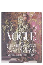 Carica l'immagine nel visualizzatore di Gallery, Libro Vogue &amp; The Metropolitan Museum of Art Costume Institute: Parties, Exhibitions, People
