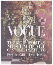 Carica l'immagine nel visualizzatore di Gallery, Libro Vogue &amp; The Metropolitan Museum of Art Costume Institute: Parties, Exhibitions, People
