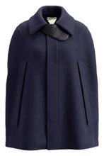 Carica l'immagine nel visualizzatore di Gallery, Cappotto in lana e cashmere con colletto in pelle intrecciata
