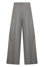 Load image into Gallery viewer, Trousers with pleats in wool
